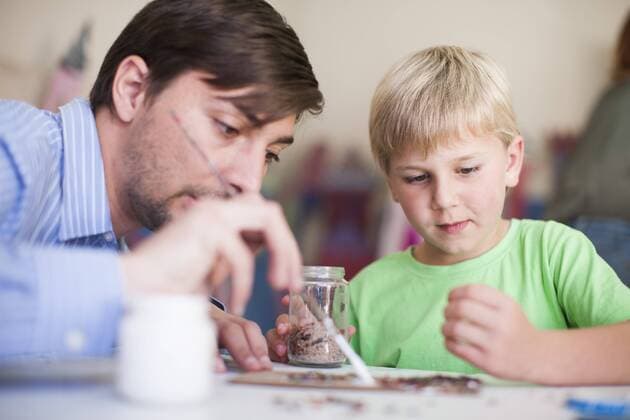 IMAGO Kreativ: Bildung, Kunsterziehung Teacher and boy in art class model released Symbolfoto property released  ZEF001415