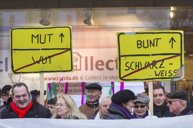 Etwa 200 Menschen demonstrieren in Hoyerswerda gegen die islamfeindliche und rechtspopulistische Hoygida Demo. Rund 200 Teilnehmer nahmen am Hoyerswerdaer Pegida Ableger Hoygida unter dem Motto Hoyerswerda gegen Islamisierung des Abendlandes teil. Das Pegida-Bündnis aus Dresden organisiert seit Wochen Demonstrationen unter dem Motto Patriotische Europäer gegen die Islamisierung des Abendlandes . Hoyerswerda, 24.01.2015 Foto:xM.xGolejewskix xFuturexImage