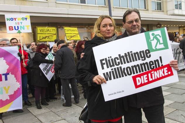 Etwa 200 Menschen demonstrieren in Hoyerswerda gegen die islamfeindliche und rechtspopulistische Hoygida Demo. Rund 200 Teilnehmer nahmen am Hoyerswerdaer Pegida Ableger Hoygida unter dem Motto Hoyerswerda gegen Islamisierung des Abendlandes teil. Das Pegida-Bündnis aus Dresden organisiert seit Wochen Demonstrationen unter dem Motto Patriotische Europäer gegen die Islamisierung des Abendlandes . Hoyerswerda, 24.01.2015 Foto:xM.xGolejewskix xFuturexImage