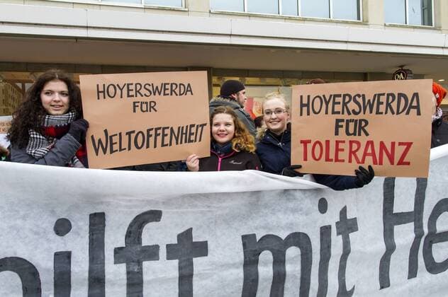 Etwa 200 Menschen demonstrieren in Hoyerswerda gegen die islamfeindliche und rechtspopulistische Hoygida Demo. Rund 200 Teilnehmer nahmen am Hoyerswerdaer Pegida Ableger Hoygida unter dem Motto Hoyerswerda gegen Islamisierung des Abendlandes teil. Das Pegida-Bündnis aus Dresden organisiert seit Wochen Demonstrationen unter dem Motto Patriotische Europäer gegen die Islamisierung des Abendlandes . Hoyerswerda, 24.01.2015 Foto:xM.xGolejewskix xFuturexImage