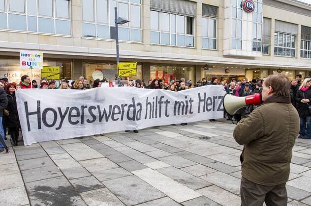 Rund 200 Teilnehmer demonstrieren in Hoyerswerda beim Pegida Ableger Hoygida unter dem Motto Hoyerswerda gegen Islamisierung des Abendlandes . Das islamfeindliche und rechtspopulistische Pegida-Bündnis aus Dresden organisiert seit Wochen Demonstrationen unter dem Motto Patriotische Europäer gegen die Islamisierung des Abendlandes . An den Gegenprotesten am Rande der Demonstration nahmen etwa 200 Personen teil. Hoyerswerda, 24.01.2015 Foto:xM.xGolejewskix xFuturexImage
