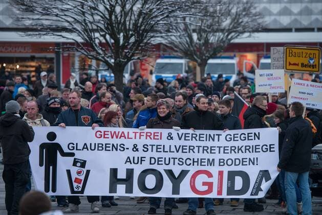 Hoyerswerda Rechte Pegida Hoygida Etwa 150 Anhaenger der sogenannten Hoygida, ein Ableger rechten Pegida-Bewegung im saechsischen Hoyerswerda, versammelten sich am Samstag den 24. Januar 2015 in der Kleinstadt zu einer Demonstration gegen eine angebliche Islamisierung Deutschlands. Etwa 100 der Veranstaltungsteilnehmer waren militante Neonazis und Hooligans aus Sachsen und Brandenburg. 24.1.2015, Hoyerswerda