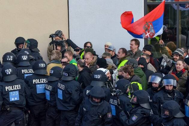 Erfurt 24.01.2015 Innenstadt Befürworter und Gegner des Pegida-Ablegers Pegada standen sich am Samstag in Erfurt während einer Demonstration vor dem Hauptbahnhof zunächst friedlich gegenüber. Gegenseitige Provokationen führten fast zur Eskalation der Situation. Der Polizei ist zu verdanken, dass es im Verlauf nicht zu größeren Auseinandersetzungen kam. im Bild: Die Demonstration der Pegada Anhänger wurde durch massive Störungen der linken autonomen Szene nicht zum Domplatz sondern über den Ring - Stauffenbergallee wieder zurück zum Bahnhof geleitet. Endgame Demo des Pegida-Ablegers Pegada in Erfurt