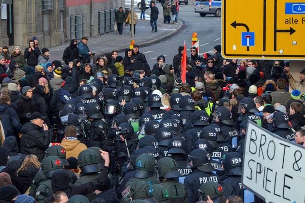 Erfurt 24.01.2015 Innenstadt Befürworter und Gegner des Pegida-Ablegers Pegada standen sich am Samstag in Erfurt während einer Demonstration vor dem Hauptbahnhof zunächst friedlich gegenüber. Gegenseitige Provokationen führten fast zur Eskalation der Situation. Der Polizei ist zu verdanken, dass es im Verlauf nicht zu größeren Auseinandersetzungen kam. im Bild: Die Demonstration der Pegada Anhänger wurde durch massive Störungen der linken autonomen Szene nicht zum Domplatz sondern über den Ring - Stauffenbergallee wieder zurück zum Bahnhof geleitet. Endgame Demo des Pegida-Ablegers Pegada in Erfurt