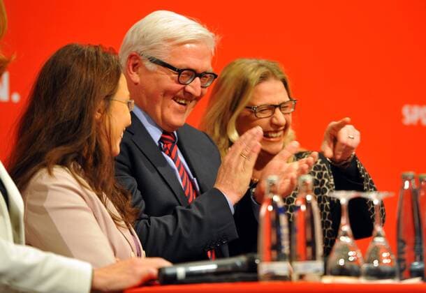 SPD-Regionalkonferenz Saarland am Montag (26.01.2015) in der Saarbrücker Congresshalle. Im Bild (v.l.): Yasmin Fahimi, Frank-Walter Steinmeier und Anke Rehlinger, Saarlands Ministerin für Wirtschaft, Arbeit, Energie und Verkehr.