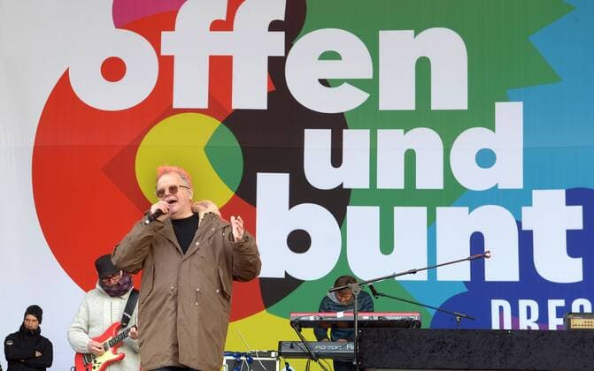 Der Sänger Herbert Grönemeyer beim Soundcheck am Montagmittag (26.01.15) auf dem Dresdner Neumarkt, wo er am Abend bei einer Veranstaltung unter dem Motto Offen und bunt - Dresden für alle! auftritt. Zu dem Konzert vor der Frauenkirche werden zehntausend Menschen erwartet. Initiiert wurde das Konzert vom Verein Dresden - Place to be , der sich seit 2014 für ausländische Arbeitnehmer und Studenten einsetzt, die in Dresden leben. Die Initiative aus Bürgern und Künstlern der Stadt reagiert damit auf die seit Wochen anhaltenden Demonstrationen der asyl-, islam- und politikfeindlichen Pegida -Bewegung. EDITORIAL USE ONLY