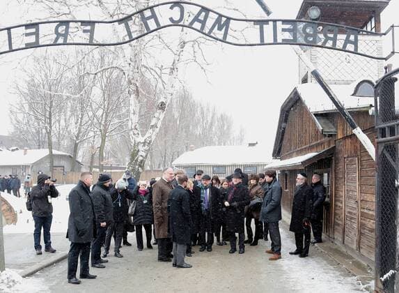 73. Berlinale, Steven Spielberg erhält den Goldenen Ehrenbären für sein Lebenswerk ENTERTAINMENT CELEBRITIES Regisseur Steven Spielberg besucht das Konzentrationslager Auschwitz-Birkenau 27.01.2015 70. Pictured: STEVEN SPIELBERG MAREKxKLIMEK NEWSPIX.PL 27.01.2014 AUSCHWITZ - BIRKENAU, THE 70TH ANNIVERSARY OF LIBERATION OF THE NAZI GERMAN CONCENTRATION AND EXTERMINATION CAMP AUSCHWITZ-BIRKENAU; STEVEN SPIELBERG IN AUSCHWITZ MAREKxKLIMEK NEWSPIX.PL --- Newspix.pl  COR_270115_031