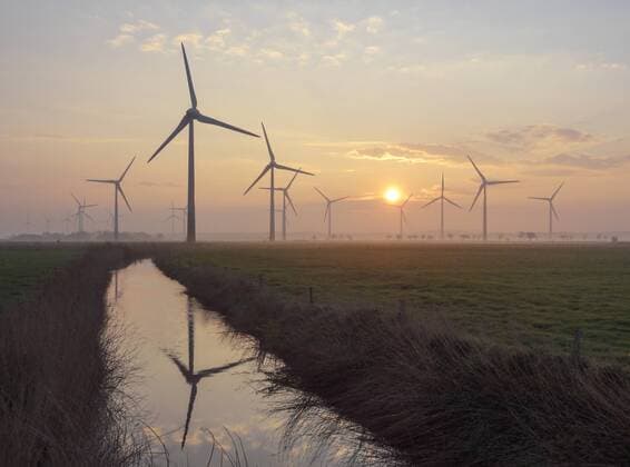 Windraeder spiegeln sich in einem Graben bei Sonnenaufgang, Deutschland, Niedersachsen, Ostfriesland, Ostermarsch wind power wheels mirroring in a ditch at sunrise, Germany, Lower Saxony, East Frisia, Ostermarsch BLWS366066