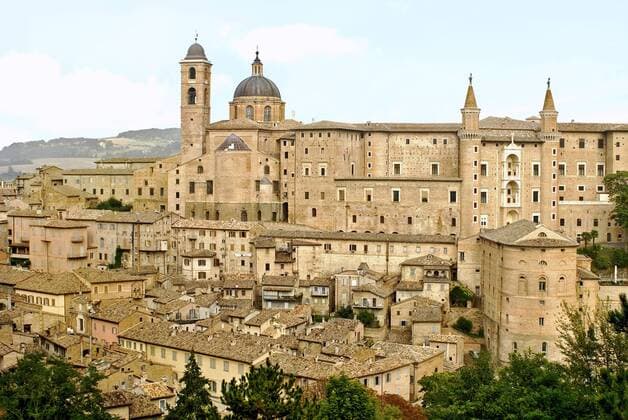 die Skyline von Urbino mit Dom, Italien, Marken, Urbino historical Skyline of Urbino and cathedral, Italy, Marche, Urbino BLWS258998