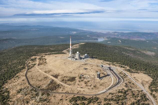 Luftaufnahme, Brockengipfel mit Brockenbahn, Brocken, 1141,2 m ü. NHN, hinten Eckertalsperre und Bad Harzburg, Nationalpark Harz, Mittelgebirge, Wernigerode, Sachsen-Anhalt, Deutschland, Europa ibxhwo04061940.jpg