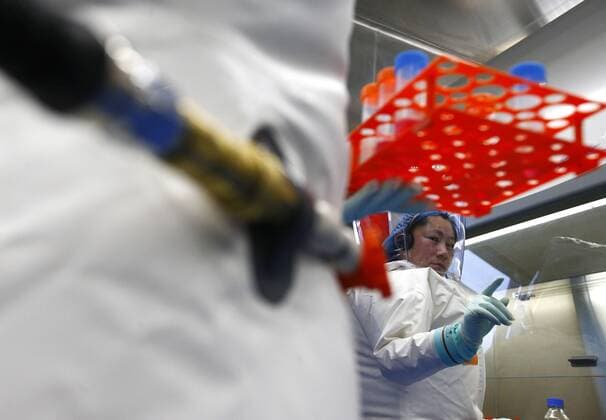 (150131) -- WUHAN, A researcher takes part in a drill at the newly-completed lab in Wuhan, capital of central China s Hubei Province, Jan. 30, 2015. China completed its first high level biosafety laboratory based in Wuhan Saturday in Wuhan after more than a decade of construction. The lab will be used to study class four pathogens (P4), which refers to the most virulent viruses that pose a high risk of aerosol-transmitted person-to-person infections. ) (wyo) CHINA-WUHAN-BIOSAFETY LAB (CN) YinxGang 
