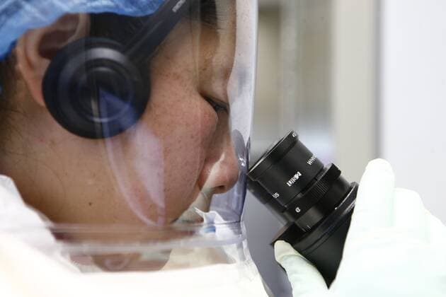 (150131) -- WUHAN, A researcher takes part in a drill at the newly-completed lab in Wuhan, capital of central China s Hubei Province, Jan. 30, 2015. China completed its first high level biosafety laboratory based in Wuhan Saturday in Wuhan after more than a decade of construction. The lab will be used to study class four pathogens (P4), which refers to the most virulent viruses that pose a high risk of aerosol-transmitted person-to-person infections. ) (wyo) CHINA-WUHAN-BIOSAFETY LAB (CN) YinxGang 