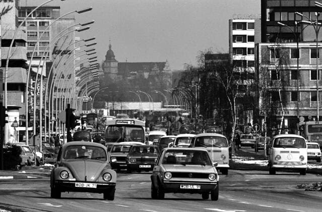 Porschestrasse in Wolfsburg (Hauptstrasse - hier 1975 li. Käfer re. der Ablöser Golf- im Hintergrund das Schloss von Alt-Wolfsburg)