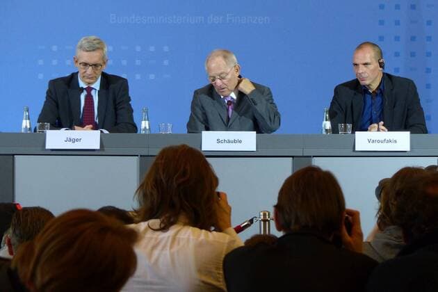 Berlin : im Bundesfinanzministerium empfing Bundesfinanzminister Wolfgang SCHÄUBLE,Mitte, seinen griechischen Amtskollegen Giannis VAROUFAKIS; auf einer Pressekonferenz legten die beiden Politiker ihre unterschiedlichen Auffassungen dar; ganz links : der Pressesprecher des Bundesfinanzministers, Martin JÄGER -