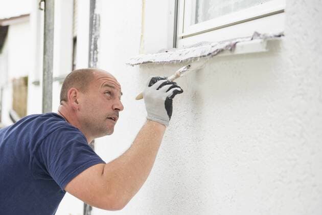 Man alone painting brush window wall house Aufmacher mit_2002_05566