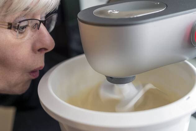 IMAGO Creative: Haushaltsgeräte - Küchenmaschine Eine Frau betrachtet staunend ihre Küchenmaschine, Deutschland, Europa ibxfhr04071218.jpg