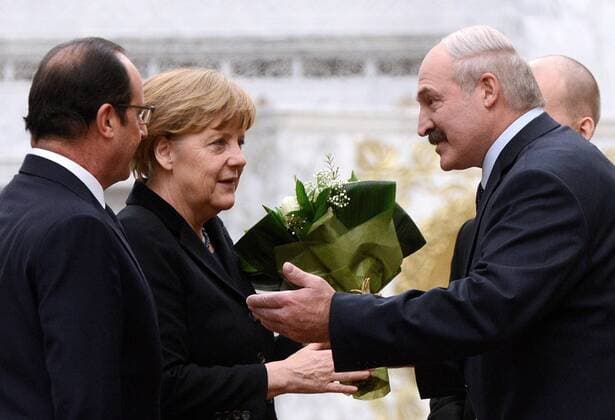 MINSK, BELARUS. FEBRUARY 11, 2015. France s president Francois Hollande, Germany s chancellor Angela Merkel and Belarus president Alexander Lukashenko (L-R) at a meeting, at the Palace of Independence in Minsk, ahead of Normandy format Ukraine peace talks. Viktor Drachev TASS  RE15B9E4