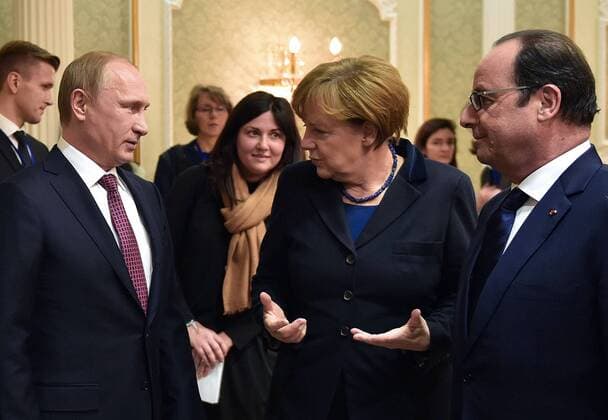 MINSK, BELARUS. FEBRUARY 11, 2015. Russia s president Vladimir Putin, Germany s chancellor Angela Merkel and France s president Francois Hollande (L-R) chat ahead of Normandy format Ukraine peace talks at the Palace of Independence in Minsk. Mykola Lazarenko Ukrainian presidential press service TASS  RE15BA04