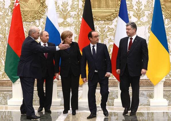 MINSK, BELARUS. FEBRUARY 11, 2015. Belarus president Alexander Lukashenko, Russia s president Vladimir Putin, Germany s chancellor Angela Merkel, France s president Francois Hollande and Ukraine s president Petro Poroshenko (L-R) pose for a group photograph during Normandy format Ukraine peace talks at the Palace of Independence in Minsk. Viktor Drachev TASS  RE15BA52