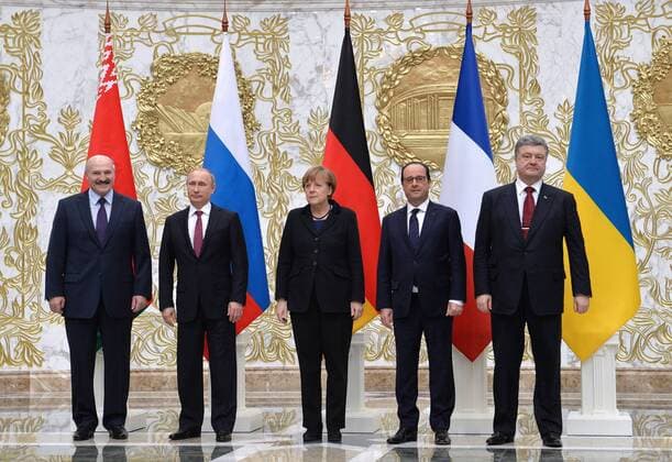 MINSK, BELARUS. FEBRUARY 11, 2015. Belarus president Alexander Lukashenko, Russia s president Vladimir Putin, Germany s chancellor Angela Merkel, France s president Francois Hollande and Ukraine s president Petro Poroshenko (L-R) pose for a group photograph during Normandy format Ukraine peace talks at the Palace of Independence in Minsk. Alexei Druzhinin Russian presidential press service TASS  RE15BA71
