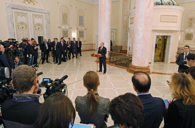 MINSK, BELARUS. FEBRUARY 12, 2015. Russia s president Vladimir Putin (C) gives a press conference following Normandy format Ukraine peace talks at the Palace of Independence in Minsk. Gennady Zhinkov BelTA TASS  RE15BAD8