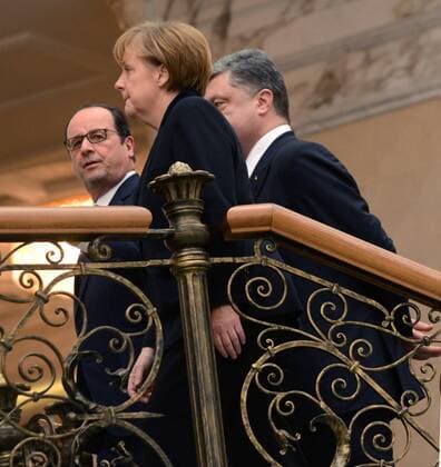 MINSK, BELARUS. FEBRUARY 11, 2015. France s president Francois Hollande, Germany s chancellor Angela Merkel and Ukraine s president Petro Poroshenko (L-R) seen during a break in Normandy format Ukraine peace talks at the Palace of Independence in Minsk. Viktor Drachev TASS  RE15BADA
