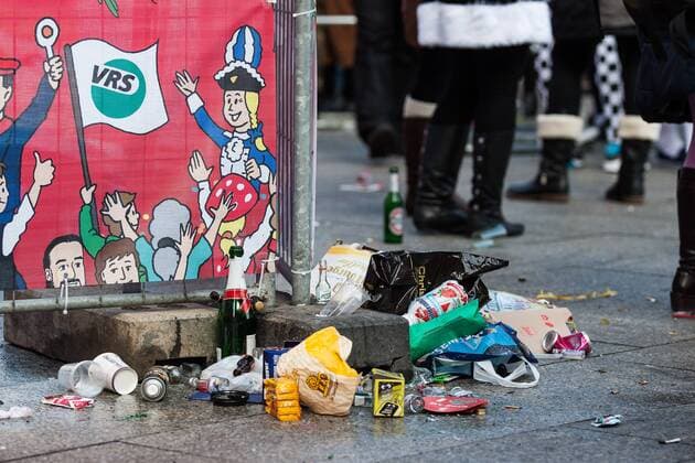 Narren und Jecken sind zu Weiberfastnacht am 12. Februar 2015 in der Innenstadt von Köln unterwegs. Weiberfastnacht in Köln