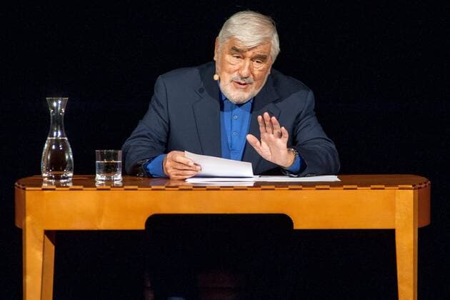 Erfurt 14.02.2015 Alte Oper Erfurt Mario Adorf mit seinem Leseprogramm Schauen Sie mal böse ! Mario Adorf kehrt zurück auf die Bühne. Mit Schauen Sie mal böse! entführt Mario Adorf die Zuschauer in die Welt des Films und des Theaters, liest und erzählt die schönsten Geschichten aus seinem Schauspielerleben. Seine Lesungen sind stets absolute Highlights, denn er erzählt nicht nur mit viel Humor, sondern erweckt die Personen zum Leben, über die er spricht. Anekdoten mit Kollegen wie Heinz Rühmann, Fritz Kortner, Hans Albers und vielen mehr werden von ihm so realistisch in Szene gesetzt, dass man glaubt, die Legenden selbst wären auf der Bühne präsent. im Bild: Mario Adorf Mario Adorf - Schauen Sie mal böse