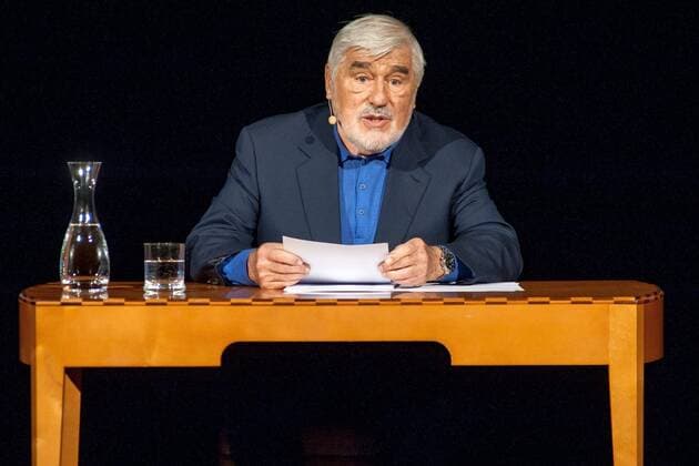 Erfurt 14.02.2015 Alte Oper Erfurt Mario Adorf mit seinem Leseprogramm Schauen Sie mal böse ! Mario Adorf kehrt zurück auf die Bühne. Mit Schauen Sie mal böse! entführt Mario Adorf die Zuschauer in die Welt des Films und des Theaters, liest und erzählt die schönsten Geschichten aus seinem Schauspielerleben. Seine Lesungen sind stets absolute Highlights, denn er erzählt nicht nur mit viel Humor, sondern erweckt die Personen zum Leben, über die er spricht. Anekdoten mit Kollegen wie Heinz Rühmann, Fritz Kortner, Hans Albers und vielen mehr werden von ihm so realistisch in Szene gesetzt, dass man glaubt, die Legenden selbst wären auf der Bühne präsent. im Bild: Mario Adorf Mario Adorf - Schauen Sie mal böse