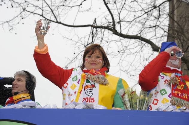 Moderatorin Christine Westermann am 16.02.2015 am Rosenmontagszug in Köln. Mit den Rosenmontagsumzügen erreicht der Kölner Karneval seinen Höhepunkt.
