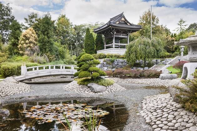 Japanischer Garten mit Tempel und Seerosenteich