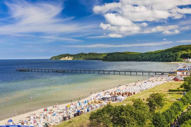 Panorama mit Badestrand und Seebrücke von Binz auf Rügen