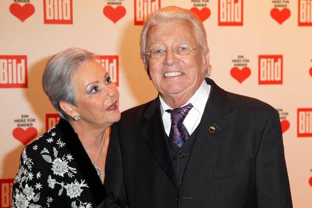 Ein Herz fuer Kinder - Charity Gala - Berlin Sorge um Moderator Dieter Thomas Heck. Wie ein Mitarbeiter des Berliner Kurier aktuell berichtet, befindet sich Heck derzeit als Patient im Helios-Klinikum Emil von Behring in Zehlendorf – samt Rollstuhl und an einem Tropf hängend. Dieter-Thomas Heck and his wife Ragnhild attending charity gala EIN HERZ FUER KINDER at Axel Springer Haus. Berlin 18.12.2010.