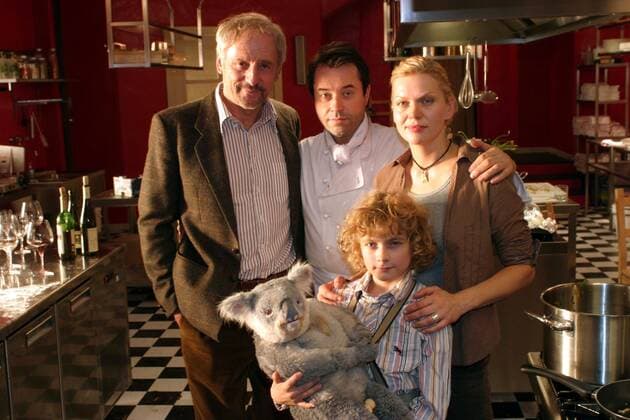 Setfotos - Koala in the Kitchen Guenther Maria Halmer, Jan Josef Liefers, Anna Loos und Moritz Mack mit einem Koala in der Hand (Kind) beim Drehstart des Sat.1 Films Koala in the Kitchen in der Holzhauser Strasse am 21.10.03 in Berlin. Supplied