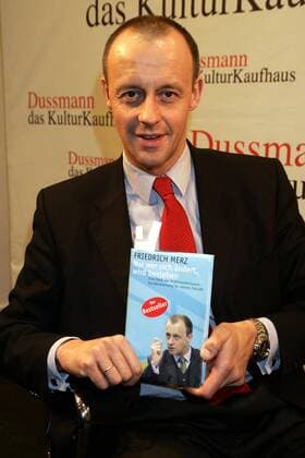 Friedrich Merz - Lesung - Berlin Friedrich Merz bei der Buchpraesentation und Lesung, Nur wer sich aendert, wird bestehen, im Kulturkaufhaus Dussmann am 24.01.2005 in Berlin.