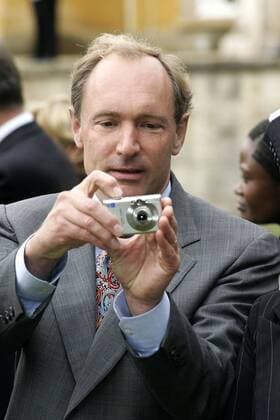 IMAGO History, 250 Jahre USA, Digitales Zeitalter: Entwicklung des Internets und Aufstieg von Silicon Valley QUADRIGA Kirschbaumpflanzung - Potsdam Sir Timothy Berners Lee mit Digitalkamera, Erfinder des Word Wide Web (www), bei der Kirschbaumbepflanzung im Garten von Schloss Sanssouci, anlaesslich der QUADRIGA am Tag der Deutschen Einheit, 03.10.2005 in Potsdam. Insgesamt werden in diesem Jahr 33 Kirschbaeume in das historische Kirschquartier vor den Neuen Kammern eingepflanzt. Bis 2008 sollen dort 140 Kirschbaeume stehen, die das Zusammenwachsen von Ost und West symbolisieren.
