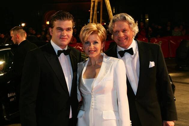 GOLDENE KAMERA Ankunft - Berlin Carmen Nebel mit Sohn Gregor und Ehemann bei der Ankunft zur Preisverleihung 41. GOLDENE KAMERA im Axel Springer Haus am 02.02.2006 in Berlin.