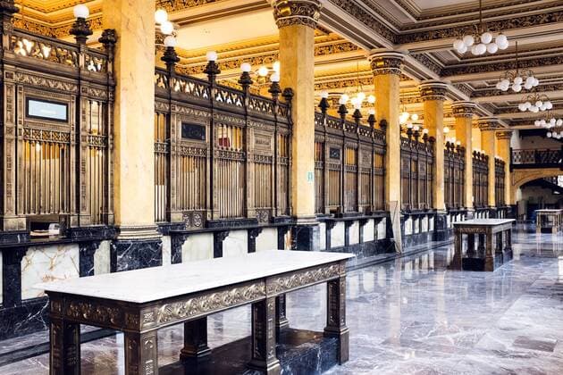 Das monumentale Hauptpostamt Palacio Postal im Stadtzentrum von Mexiko-Stadt mit seinem beeindruckenden Treppenhaus im Jugendstil
