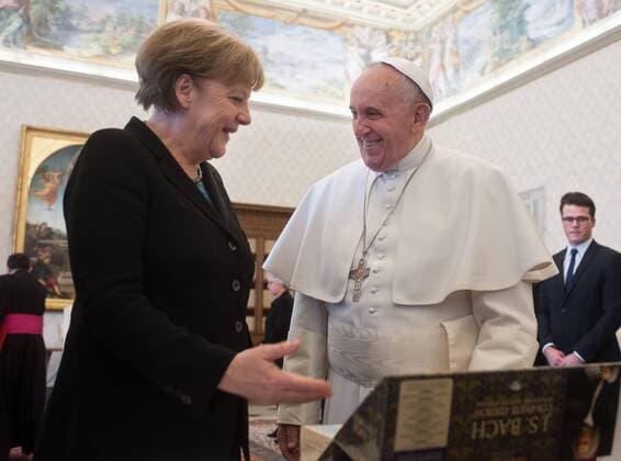 Papst Franziskus hat Bundeskanzlerin Angela Merkel (CDU) in Audienz empfangen. Das katholische Kirchenoberhaupt traf am Samstag (21.02.15) zum dritten Mal mit der aus einem protestantischen Pfarrhaus stammenden Regierungschefin zusammen. Die Bundeskanzlerin wollte bei der Audienz in Rom unter anderem ueber die Themen Armutsbekaempfung, Klimaschutz und Gesundheit sprechen, die im Mittelpunkt der deutschen G7-Praesidentschaft stehen sollen. (Siehe epd-Meldung vom 21.02.15) Foto: epd-bild Stefano Dal Pozzolo Kanzlerin Merkel beim Papst epd EDITORIAL USE ONLY