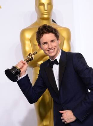 OSCARS. Bester Hauptdarsteller. Preisträger 2011-2020 Eddie Redmayne, winner of Best Actor for role in The Theory of Everything, poses backstage with his Oscar during the 87th Academy Awards at the Hollywood & Highland Center in Los Angeles on February 22, 2015.  LAP20150222583 JIMxRUYMEN
