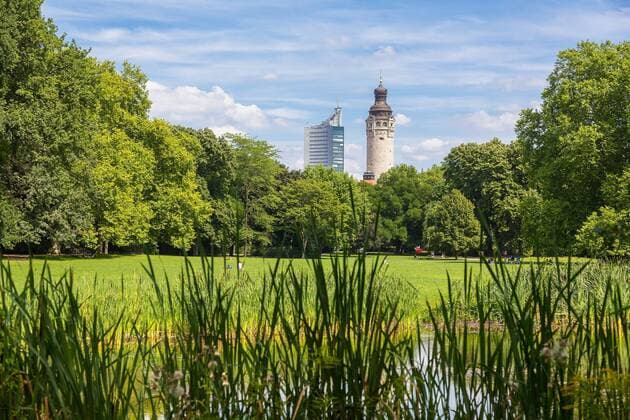 Blick vom Johannapark zur Innenstadt mit City-Hochhaus und Turm vom Neuen Rathaus, Leipzig, Sachsen, Deutschland