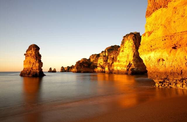 Portugal, Algarve, Rock formations at Atlantic coast in evening light  DSGF000526