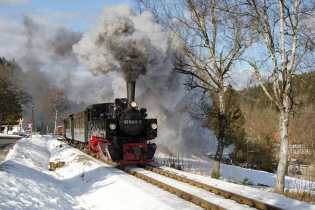 Sorge 22.02.2015 Bahnhof Einfahrt einer sehr seltenen 99 5906 Malletlokomotive von1918 Jules T. Anatole Mallet ( 23. Mai 1837 in Lancy (Kanton Genf); Ü 10. Oktober 1919 in Paris) war ein Schweizer Ingenieur und seinerzeit einer der erfolgreichsten Konstrukteure von Dampflokomotiven. Unter den Mallet-Maschinen der HSB, nimmt die 99 5906 eine Sonderrolle ein. Sie war ebenso wie die beiden (P)Fiffis als Versuchslok für eine Württembergische Einheit der Heeresfeldbahn in den Harz gekommen. Allerdings etwas später - im Jahr 1918. Das Militär kaufte diese Maschine jedoch nicht der Karlsruher Maschinenbau AG ab. Daraufhin konnte die NWE diese Maschine günstig erstehen. Sie ist somit die jüngste noch vorhandene Mallet-Maschine im Harz. In Deutschland findet man heutzutage Dampflokomotiven der Bauart Mallet noch auf den Gleisen der Harzer Schmalspurbahn im täglichen Einsatz na