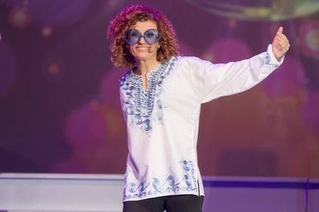 Ex-No-Angels-Sängerin Lucy Diakovska im Siebziger Jahre Look bei einem Abba-Song während der Veranstaltung Das Fest der Feste - Die Party geht weiter - eine musikalische Show mit Stars der deutschen Musikszene präsentiert von Moderator und Sänger Florian Silbereisen in der Messe Dresden.