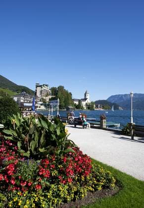 Austria, St Wolfgang, Waterfront promenade at lake Wolfgangsee  WWF003414