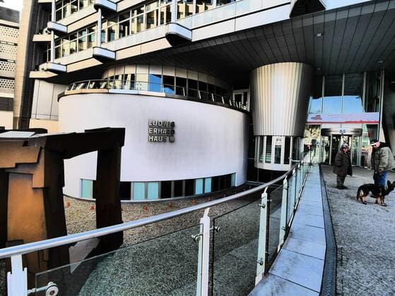 Berlin Charlottenburg, Fasanenstraße: Ludwig-Erhard-Haus, Sitz der IHK Berlin Industrie- und Handelskammer Fasanenstraße Berlin