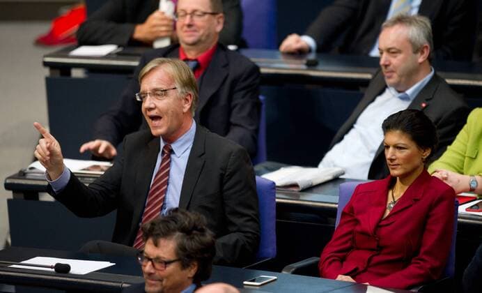 Berlin, Dietmar Bartsch und die stellvertretende Vorsitzende der Partei Die Linke, Sahra Wagenknecht, am Freitag (27.02.2015) vor der Abstimmung ueber die Verlaengerung des Hilfsprogramms fuer Griechenland im Bundestag waehrend einer Rede von Bundesfinanzminister Wolfgang Schaeuble (CDU).