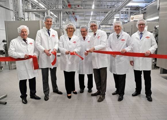 Das Unternehmen Ludwig Schokolade in Saarwellingen weiht am Freitag (27.02.2015) die Produktionshalle 3 ein. Im Bild: (v.l.) Michael Philippi, Bürgemeister von Saarwellingen, Dr. Guido Colsman, Geschäftsführer, stv. Ministerpräsidentin Anke Rehlinger, Bruno Proietti, Werksleiter, Umweltminister Reinhold Jost, Patrik Lauer, Landrat des Landkreises Saarlouis, und Claus Hafner, stv. Werksleitung.