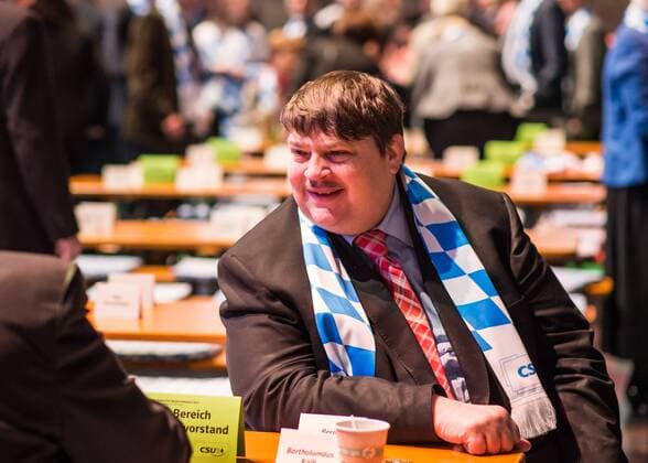 Bernd Posselt, (CSU), Sprecher der Sudetendeutschen Volksgruppe sitzt am Aschermittwoch (18.02.2015) in der Dreilaenderhalle in Passau auf dem Politischen Aschermittwoch der CSU an einem Tisch. Politischer Aschermittwoch der CSU