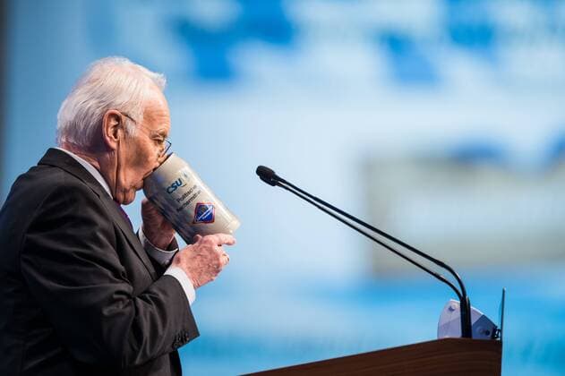 Ehrenvorsitzender der CSU Edmund Stoiber trinkt am Aschermittwoch (18.02.2015) in der Dreiländerhalle in Passau auf dem Politischen Aschermittwoch der CSU aus einem Maßkrug. Politischer Aschermittwoch der CSU
